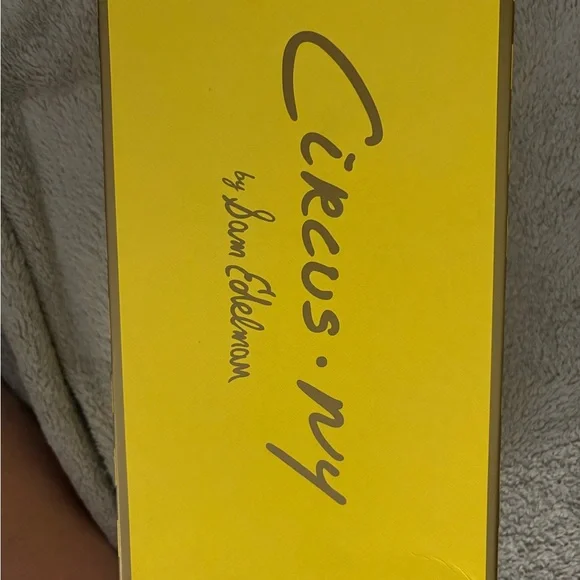 Circus-NY Sam Edelman red satin ballet shoes with bows. Size 6.5. NWOT in box. - Picture 4 of 7